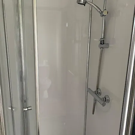 1 Bed Pod - Sleeps 2 - Pets - Garden - Parking *