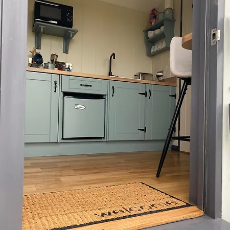 1 Bed Pod - Sleeps 2 - Pets - Garden - Parking 샬레