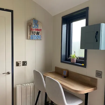 샬레 1 Bed Pod - Sleeps 2 - Pets - Garden - Parking *