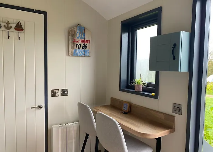 Chalet 1 Bed Pod - Sleeps 2 - Pets - Garden - Parking *