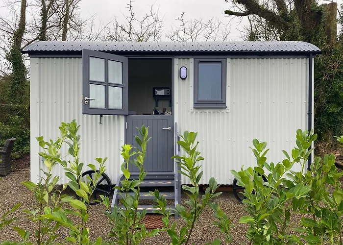 1 Bed Pod - Sleeps 2 - Pets - Garden - Parking Chalet *